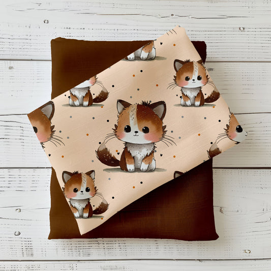 Kinderstoff mit niedlicher Katze auf beigem Hintergrund mit kleinen Punkten