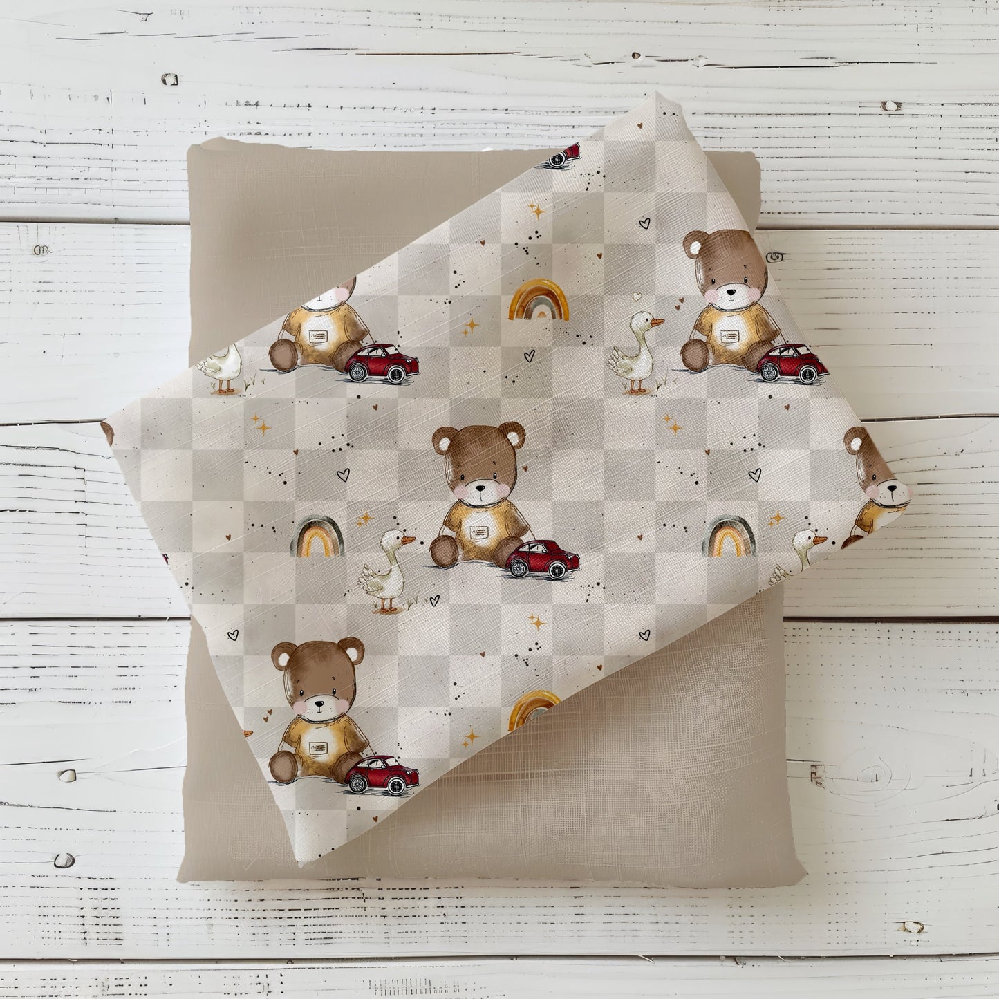 Liebevoll gestalteter Stoff mit Bär und kleinem Auto auf weichem, hautfreundlichem Material – perfekt für selbstgenähte Kinderoutfits. 
