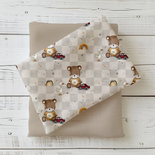 Liebevoll gestalteter Stoff mit Bär und kleinem Auto auf weichem, hautfreundlichem Material – perfekt für selbstgenähte Kinderoutfits. 