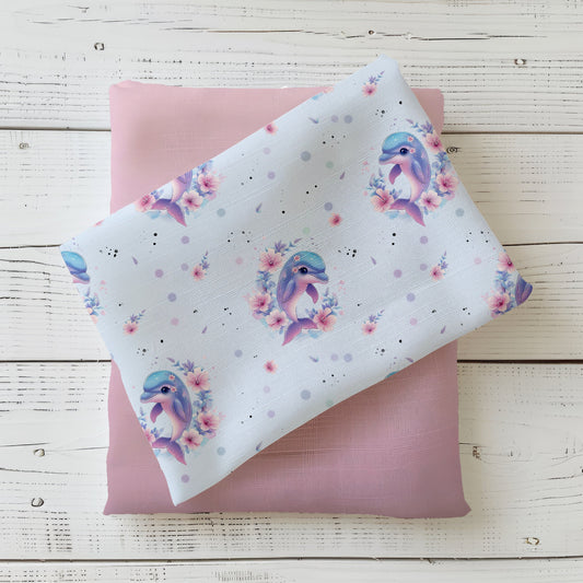 „Kleiner Delfin“ mit durchgehendem Motiv aus niedlichen Delfinen und floralen Elementen.
