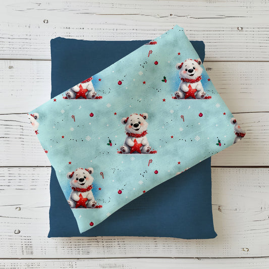 Kinderstoff „Kleiner Eisbär“ in Blau mit niedlichem Eisbärenmotiv und roten Weihnachtssternen