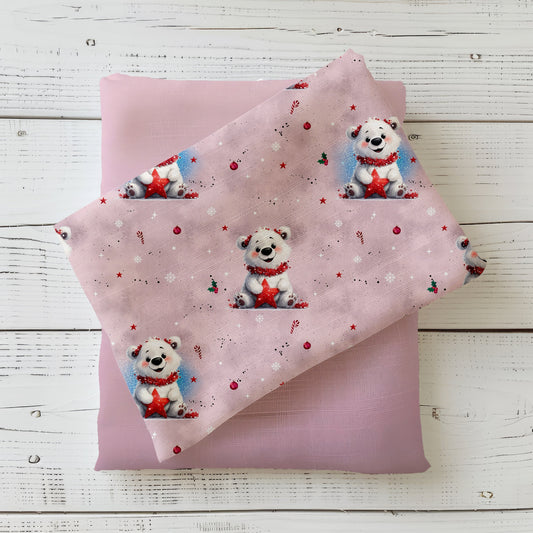 Kinderstoff „Kleiner Eisbär“ in Rosa mit niedlichem Eisbärenmotiv und Weihnachtsdetails