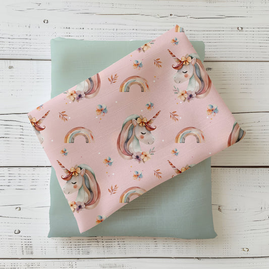 Gefalteter Stoff mit dem Design „Kleines Einhorn“- – mit verträumtem Einhornmotiv und Schleife, kuschelig und verspielt.