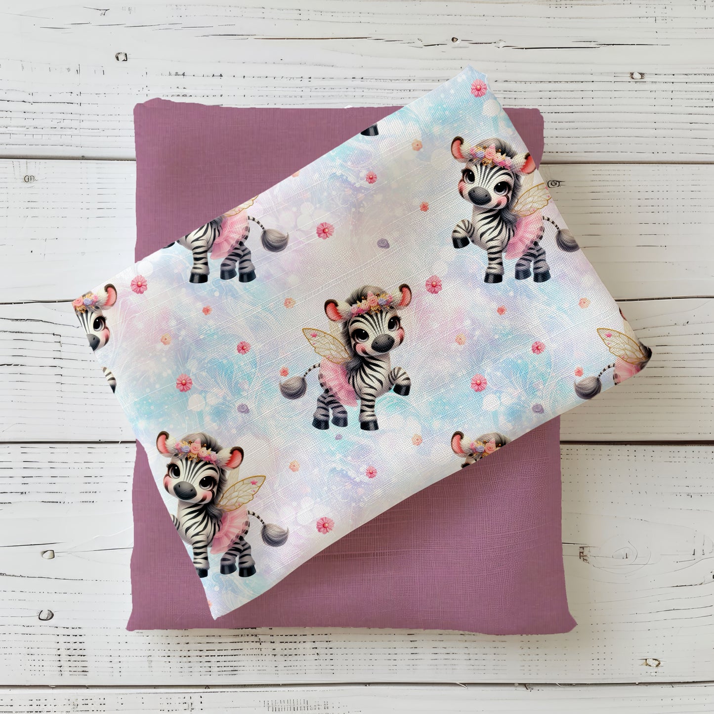 Gefalteter Stoff mit dem Design  „Kleines Zebra“ – niedliches Zebramotiv mit Tütü und Blümchen.