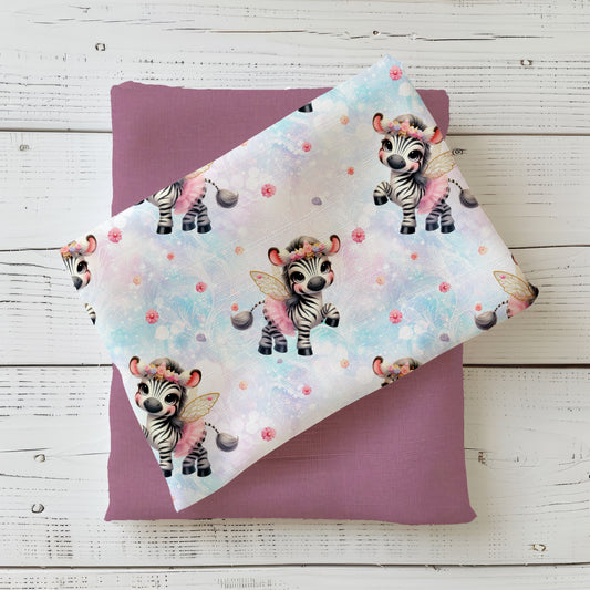 Gefalteter Stoff mit dem Design  „Kleines Zebra“ – niedliches Zebramotiv mit Tütü und Blümchen.