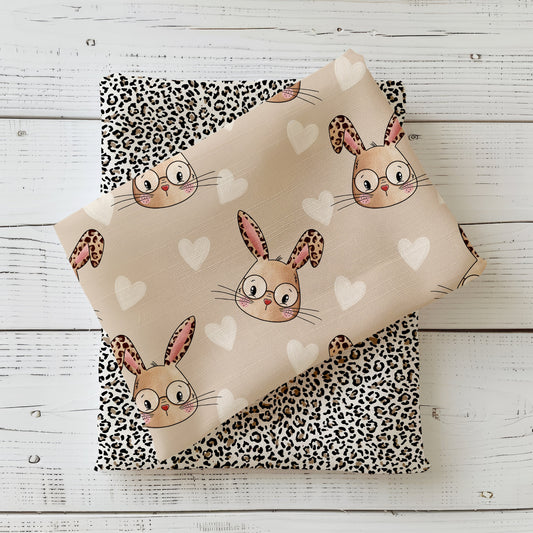 Leo Bunny Beige mit Hasenköpfen, Leo-Ohren und Herzchen