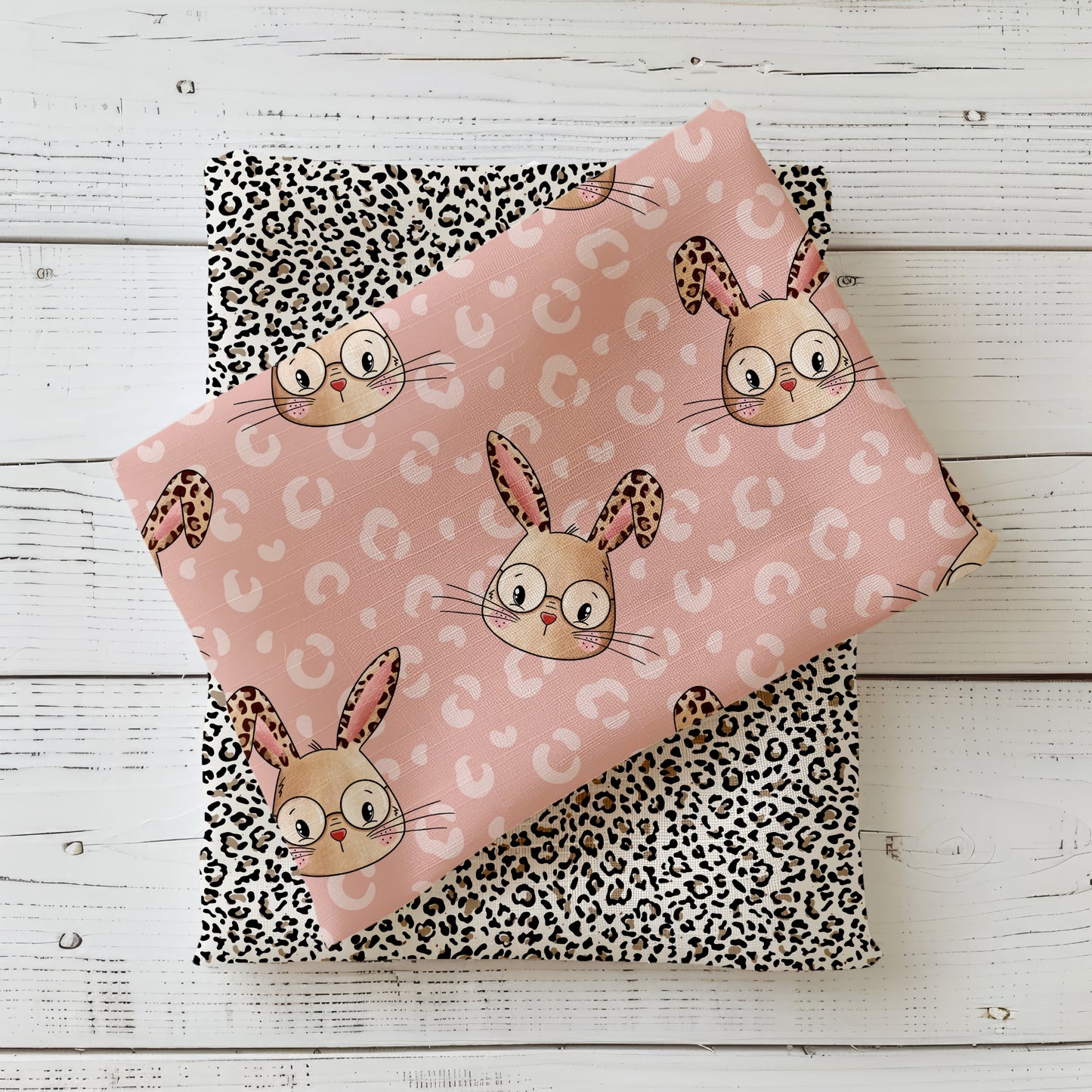 Leo Bunny Design mit Hasenköpfen und Leo-Muster in zwei Farbvarianten