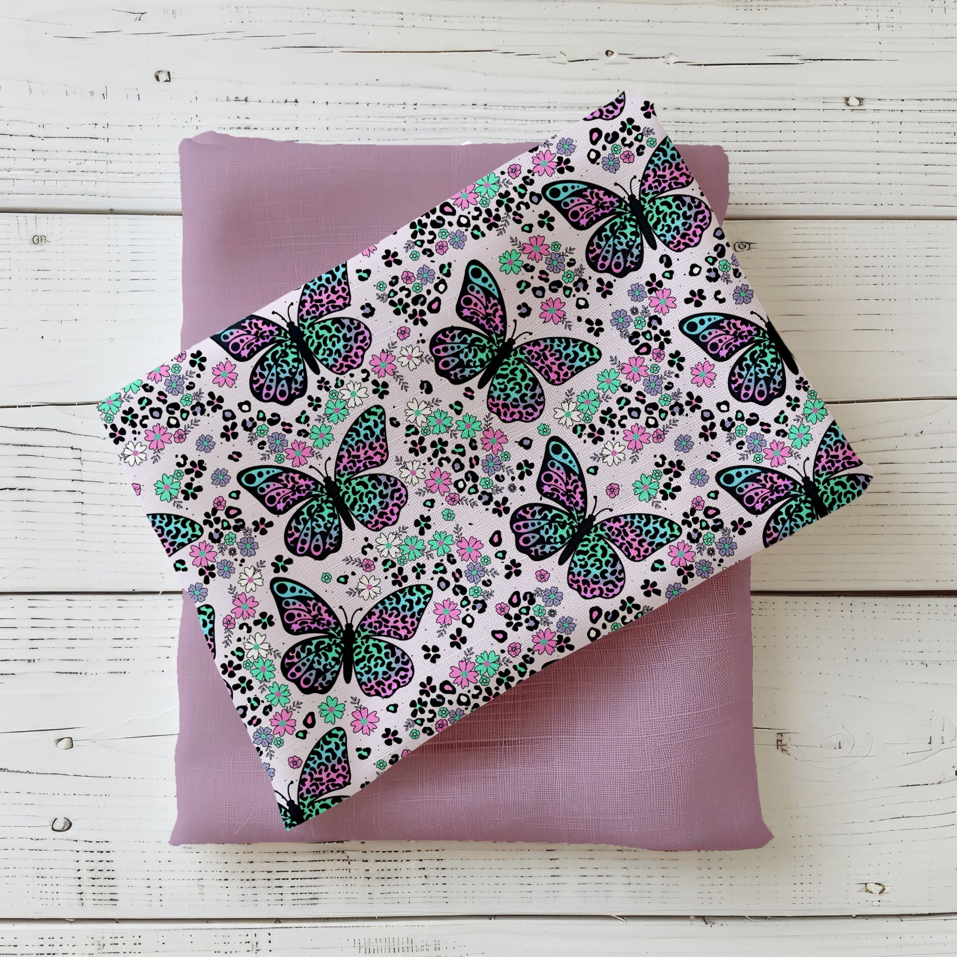 Leo Butterfly Stoff mit Schmetterlingen, Blumen und Leo-Muster von Katzengold-Designs auf hellem Hintergrund mit passendem Uni-Stoff.