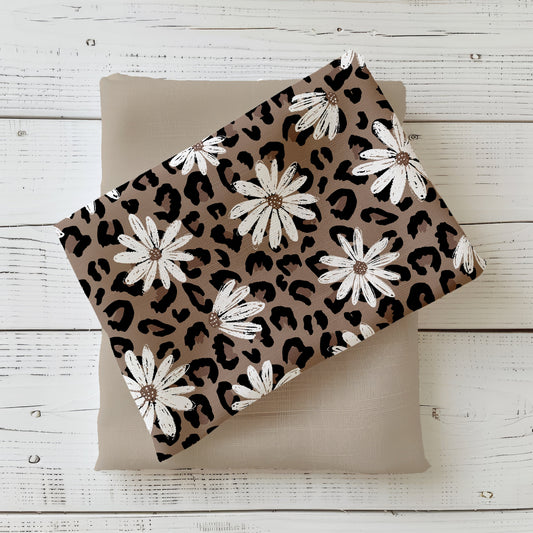 Leo Daisy Stoff – Animalprint mit Blumenmuster auf Jersey oder French Terry für Baby- & Kinderkleidung.