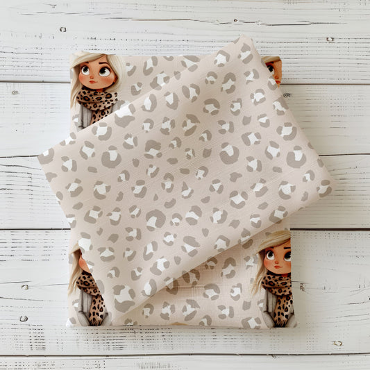 Kinderstoff „Leo Girl Kombi“ – dezentes Leo-Muster in Beige/Greige, auf dem Foto kombiniert mit passendem Girl-Panel/Illustration (Jersey/French Terry)