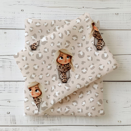 Kinderstoff „Leo Girl“ – Mädchen mit Leo-Schal auf dezentem Leo-Muster in Beige/Greige, kombiniert mit passendem Unistoff (Jersey/French Terry)