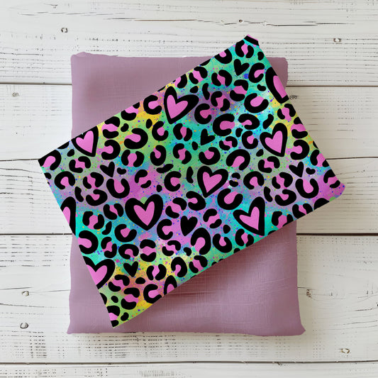 Leo Herzen Rainbow – Bunter Kinderstoff mit schwarzem Leo-Print & Herzen.