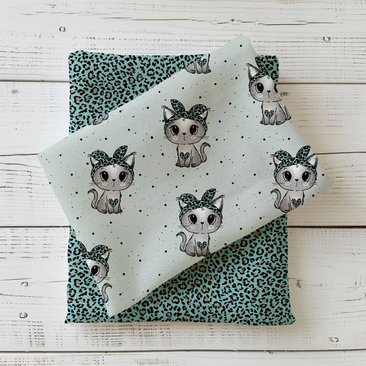 süßes Katzenmuster mit grauen Kätzchen, türkisem Leo-Knotentuch und Sprenkeln auf hellem Hintergrund, verspieltes Kinderdesign