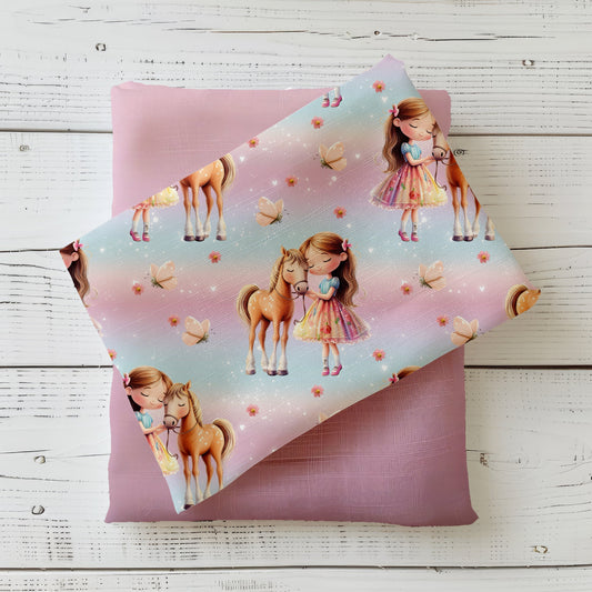 Kinderstoff mit Pferd – Zartes Design für Baby- und Kinderkleidung.