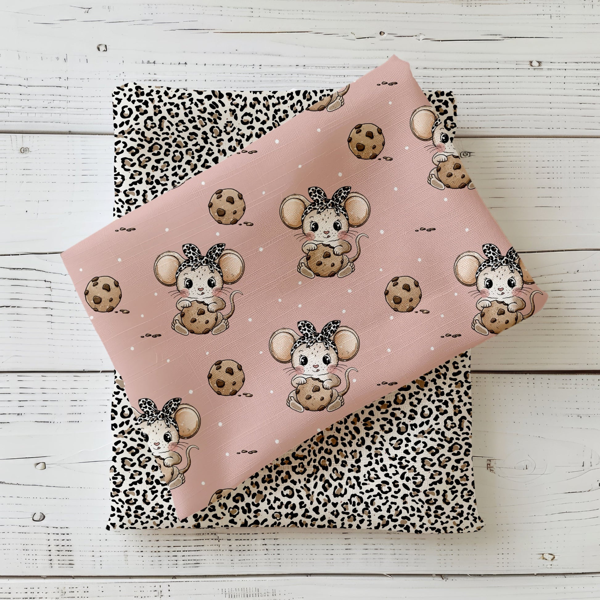 rosa Stoff mit süßen Mäusen mit Leo-Schleife und Keksen, kombiniert mit creme-schwarzem Leopardenmusterstoff auf weißem Holzhintergrund, Kinderstoff-Set