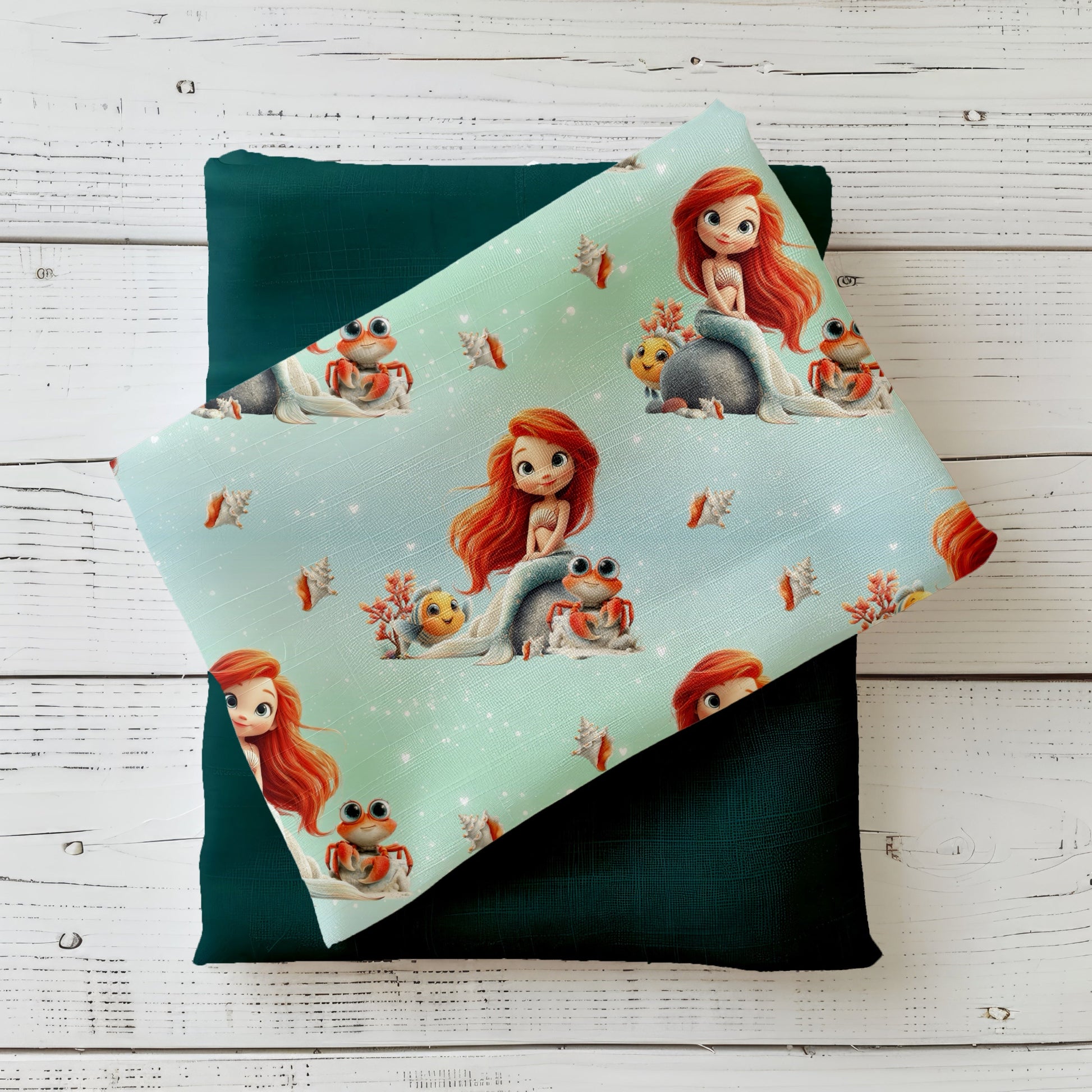 Design „Meereszauber“ mit kleiner Meerjungfrau, Krebs, Fisch und Korallen auf türkisfarbenem Hintergrund