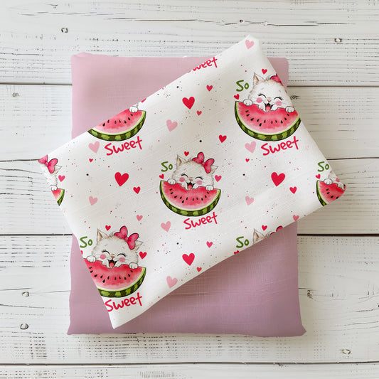 Gefalteter Stoff mit dem Design "Melonenkatze" mit süßem Katzenmotiv und Herzen.