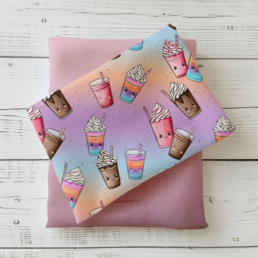 Verspieltes Milchshake-Design von Katzengold-Designs in zarten Pastellfarben. Perfekt für fröhliche Lieblingsstücke – jetzt bei Stich & Schere entdecken!