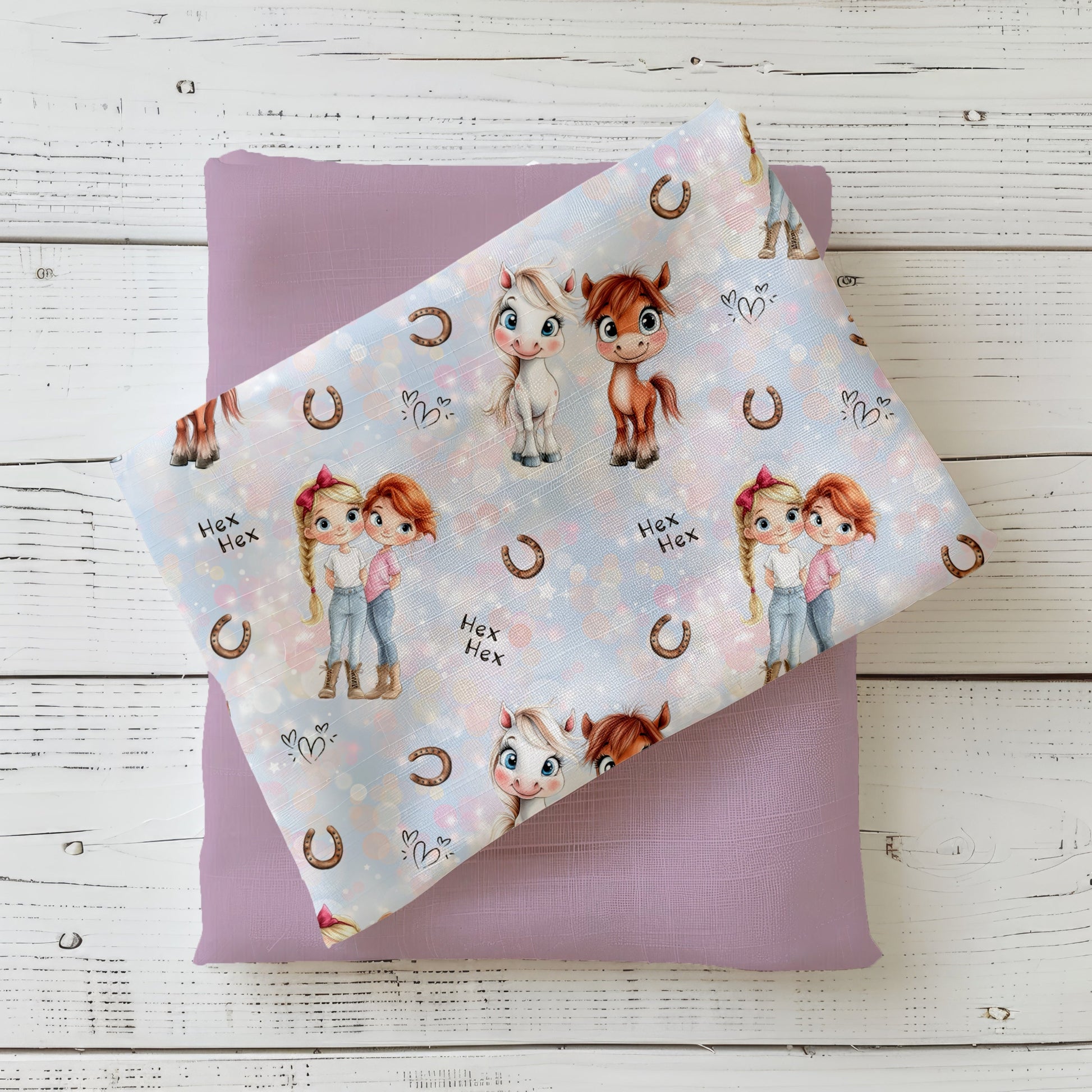 „Mimi & Mina“ – zwei Freundinnen mit Ponys, Hufeisen & „Hex Hex“ auf pastelligem Bläschen-Hintergrund; gezeigt mit passendem Uni