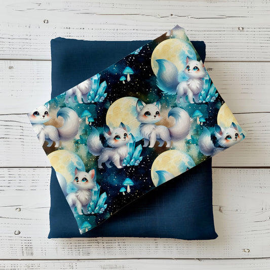 Mondfuchs Design mit Füchschen, Mond und Kristallen in Nachtfarben