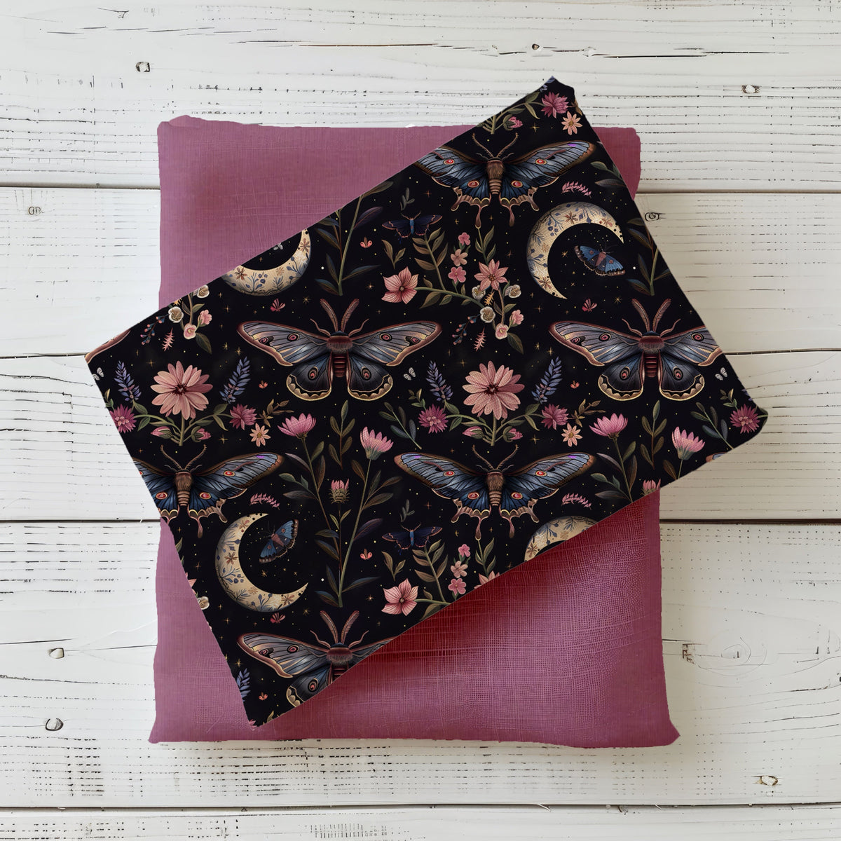 French Terry Mondgarten mit Motten, Monden und Blüten in Rosa und Blau – Stoff Mockup auf Altrosa