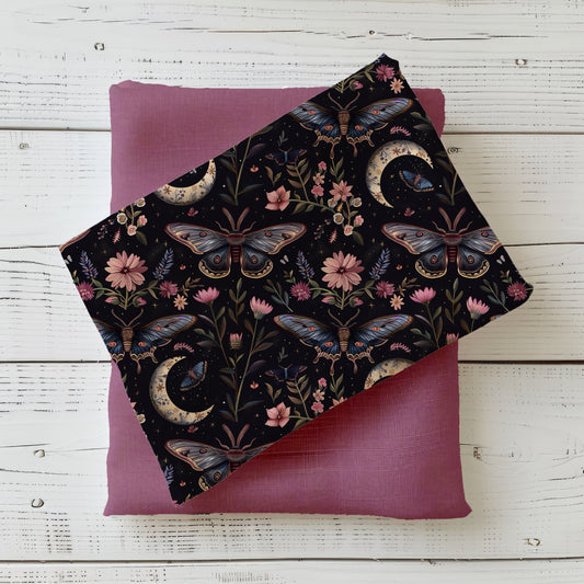 French Terry Mondgarten mit Motten, Monden und Blüten in Rosa und Blau – Stoff Mockup auf Altrosa