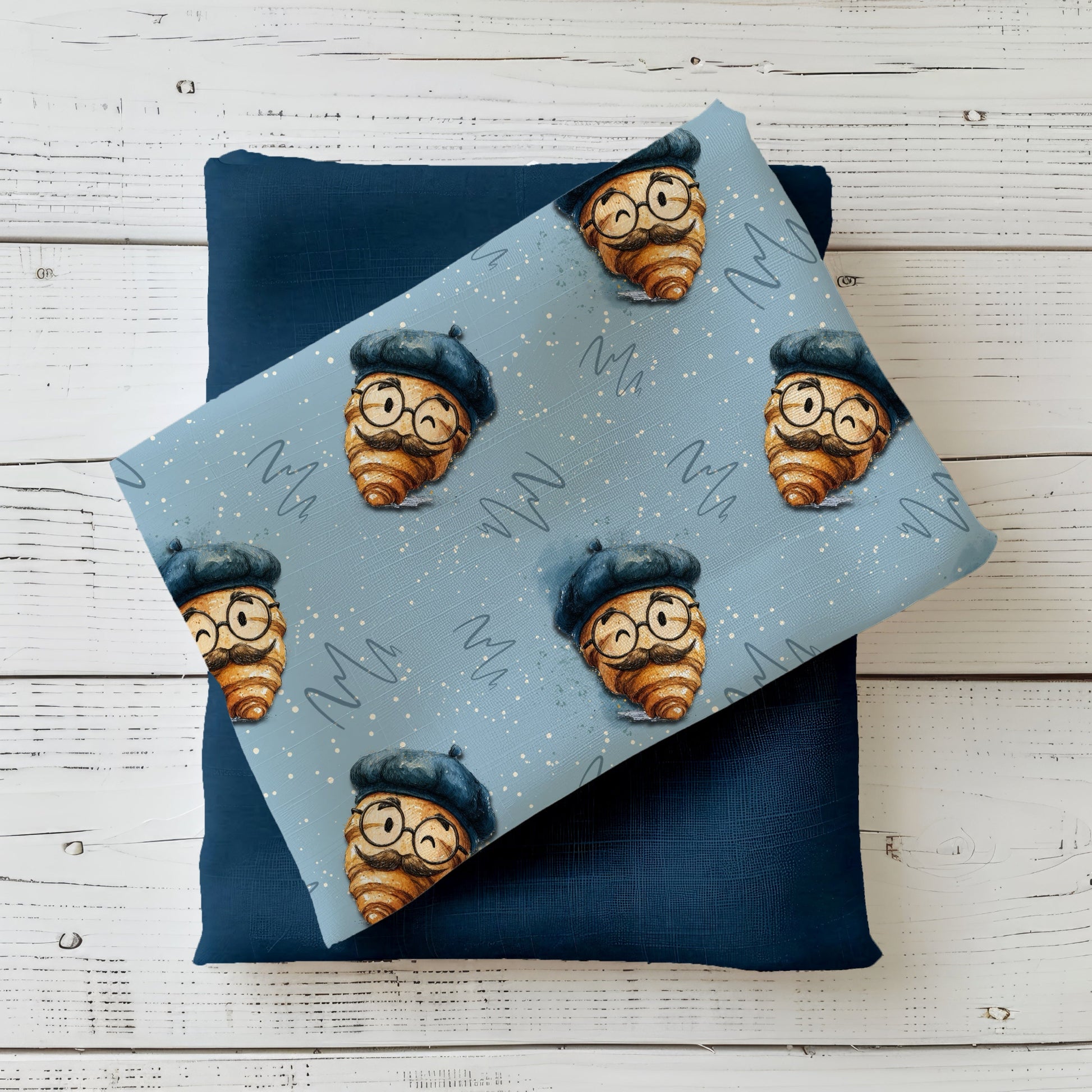 Monsieur Croissant Stoff auf blauem Hintergrund kombiniert mit passendem Navy-Uni-Stoff.