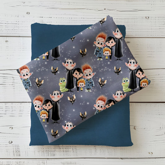 Gefalteter Stoff „Monsterbande mit Herz“ mit Monsterprint.