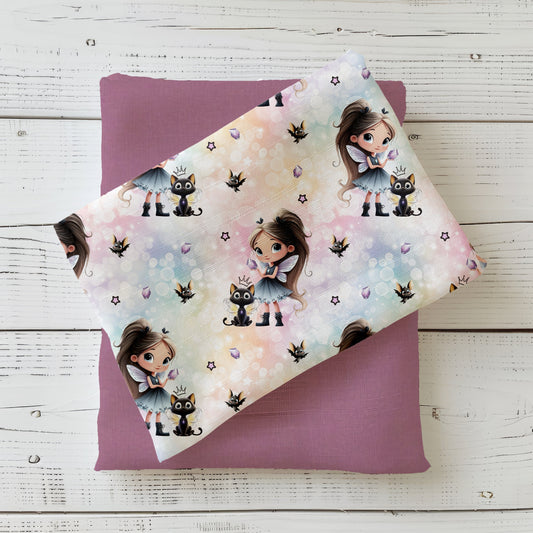 Stoff „Mystellina“ mit Mädchen, schwarzer Katze und Fledermäusen auf pastellfarbenem Hintergrund.