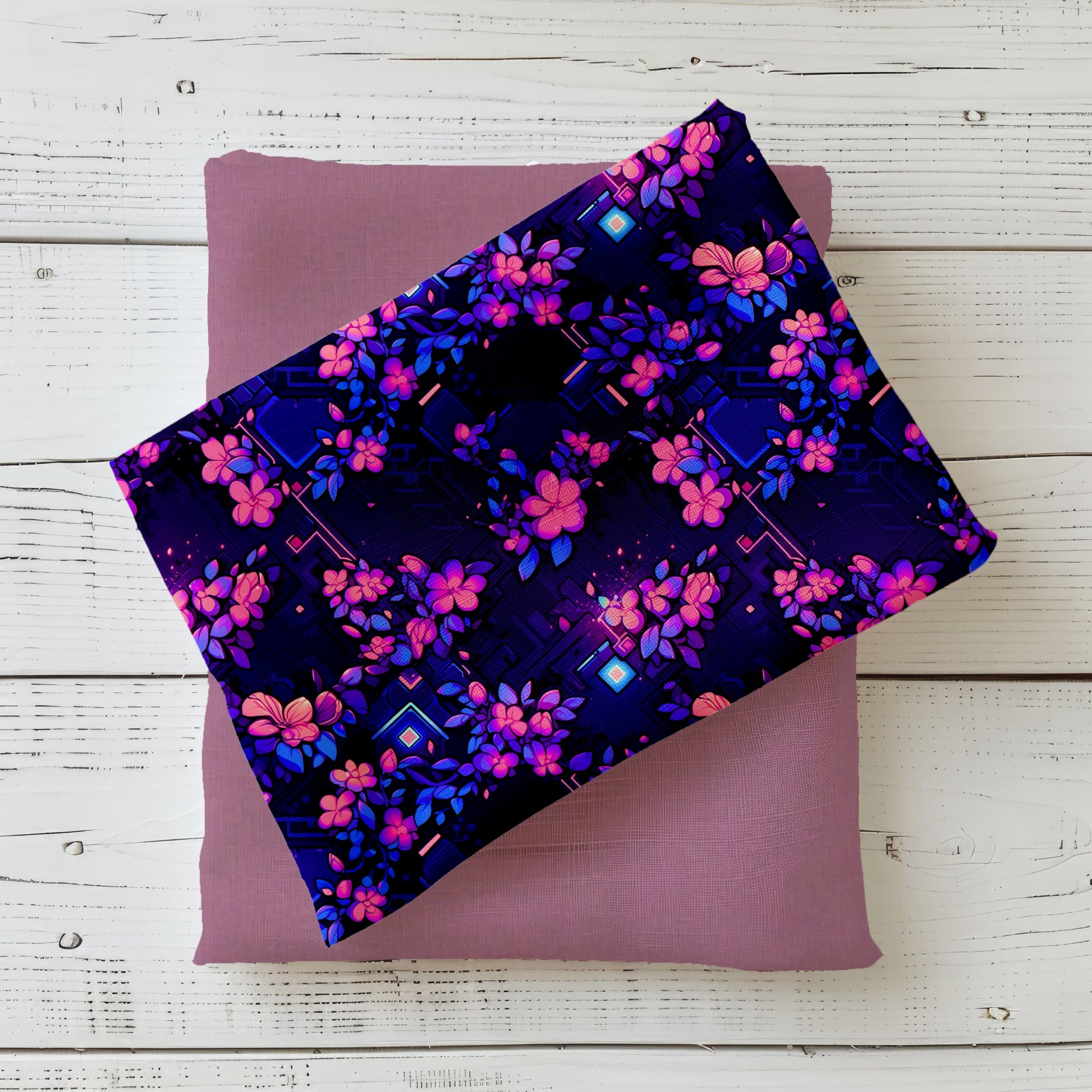 French Terry Neon Blossom mit leuchtenden pinken, violetten und blauen Blüten auf dunklem Hintergrund