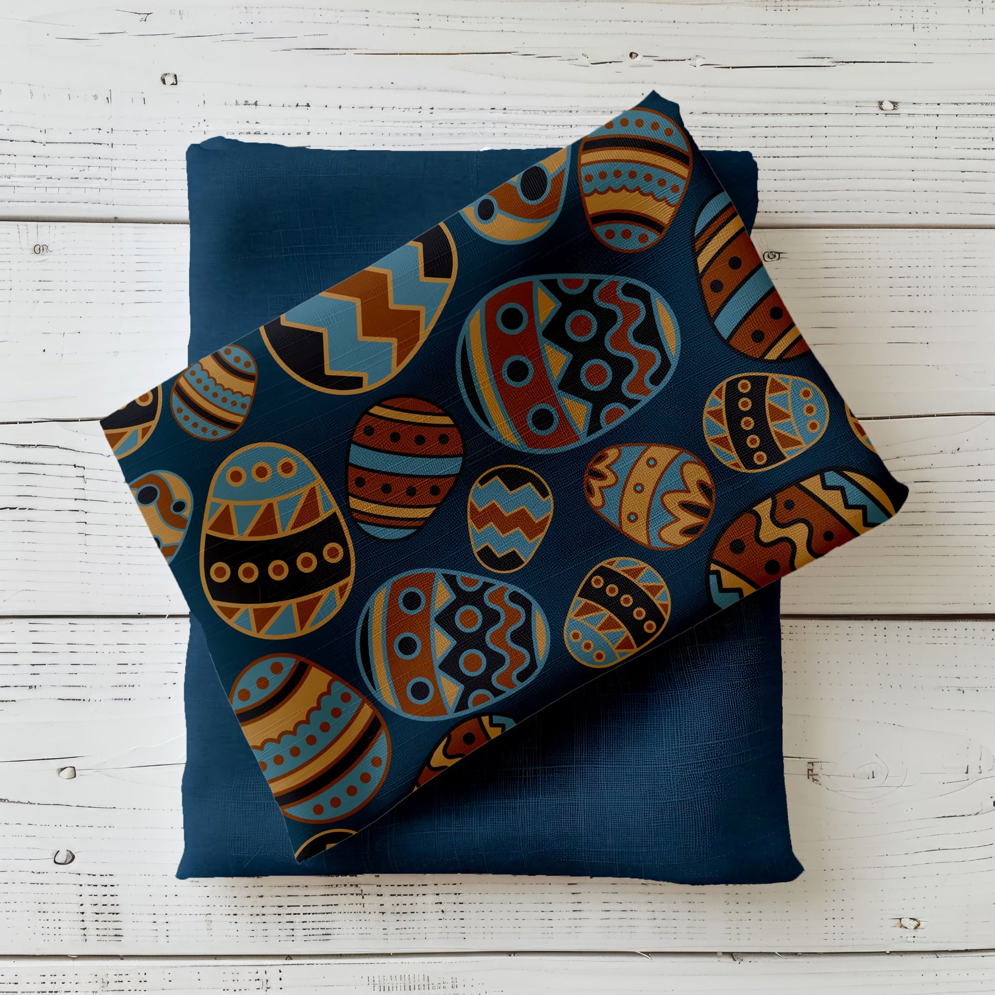 Osterglück Nachtblau Stoff mit dekorativen Ostereiern auf dunkelblauem Hintergrund