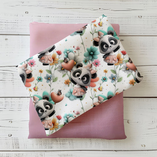 Kinderstoff mit niedlichem Panda im Kleid, Blumen und Herz-Elementen in zarten Pastellfarben