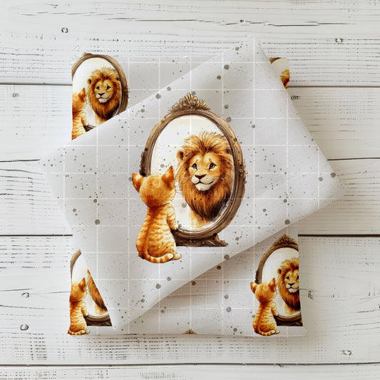 Gefaltetes Cat Lion Panel – Kätzchen schaut in Spiegel und sieht Löwen, kombiniert mit Raster- und Sprenkelmuster auf cremefarbenem Hintergrund