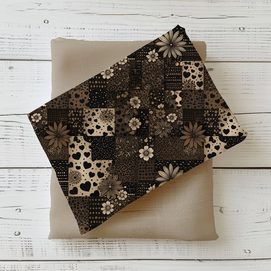 Patchwork Dreams Rustic Stoffdesign mit Herzen, Blüten und Patchwork-Mustern in Creme, Beige, Braun und Schwarz kombiniert mit passendem Uni-Stoff in Creme