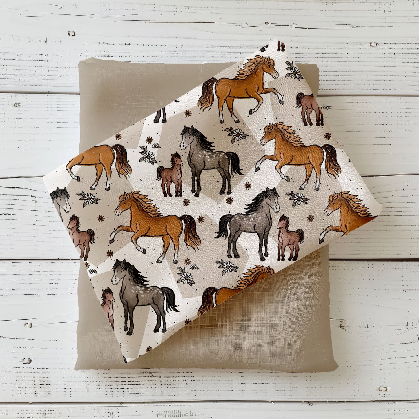 Verspieltes Design „Pferde Scratch“ mit Pferden und Fohlen in Braun- und Grautönen auf cremefarbenem Hintergrund mit Blumen