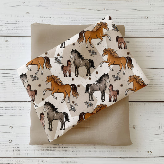 Verspieltes Design „Pferde Scratch“ mit Pferden und Fohlen in Braun- und Grautönen auf cremefarbenem Hintergrund mit Blumen