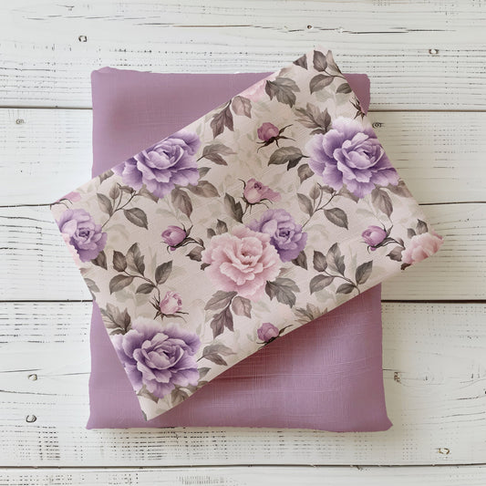 Gefalteter Stoff mit dem Design „Pfingstrosen“ mit großem Blumenmuster in zarten Farben.