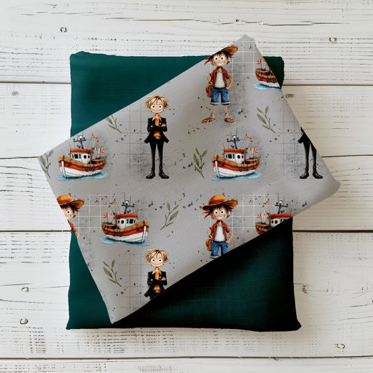 Gefalteter Stoff „Piratenkönig“ mit maritimem Design auf hellem Untergrund.
