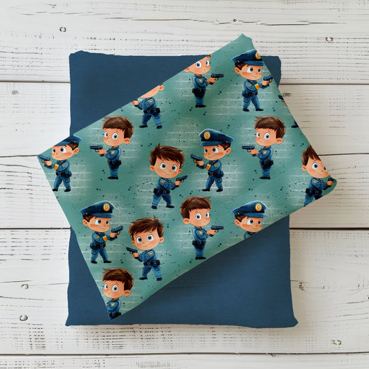 Gefalteter Stoff mit dem Design "Kleine Polizisten" – cool, bequem, einsatzbereit.
