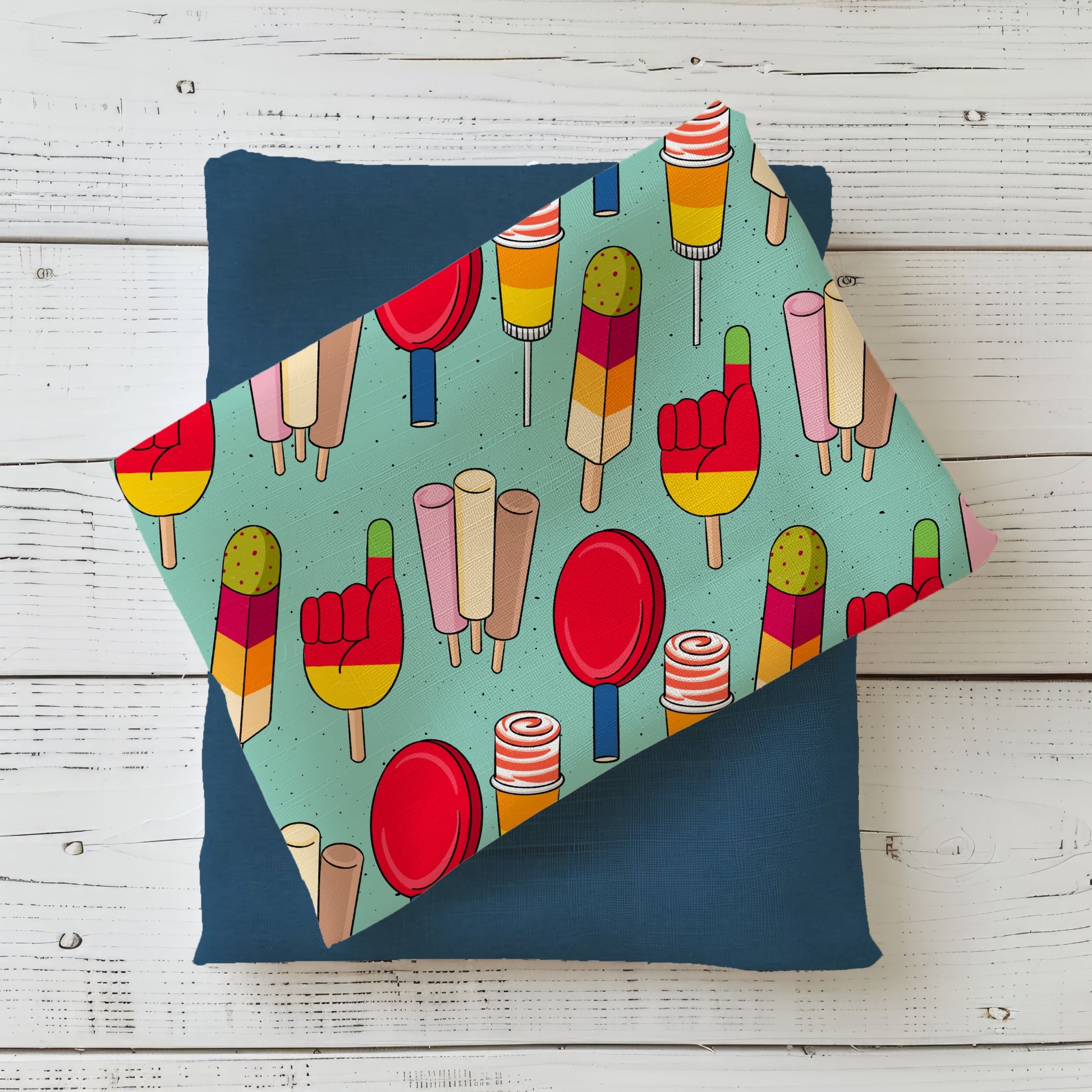 Gefalteter Stoff mit dem Design „Retro Eis“ bringt Farbe und Spaß in den Alltag – ideal für jede Jahreszeit.