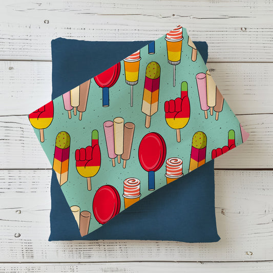 Gefalteter Stoff mit dem Design „Retro Eis“ bringt Farbe und Spaß in den Alltag – ideal für jede Jahreszeit.