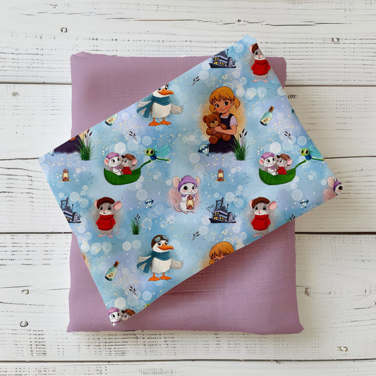 Abenteuerlicher Stoff mit süßen Mäusen & Helden – perfekt für Baby- & Kinderkleidung.