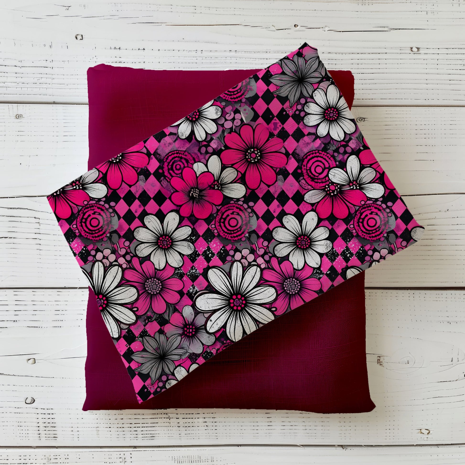 Rock'n Daisy Stoffdesign mit großen Blüten in Pink, Weiß und Grau auf schwarzem Rautenhintergrund kombiniert mit passendem Uni-Stoff in Pink