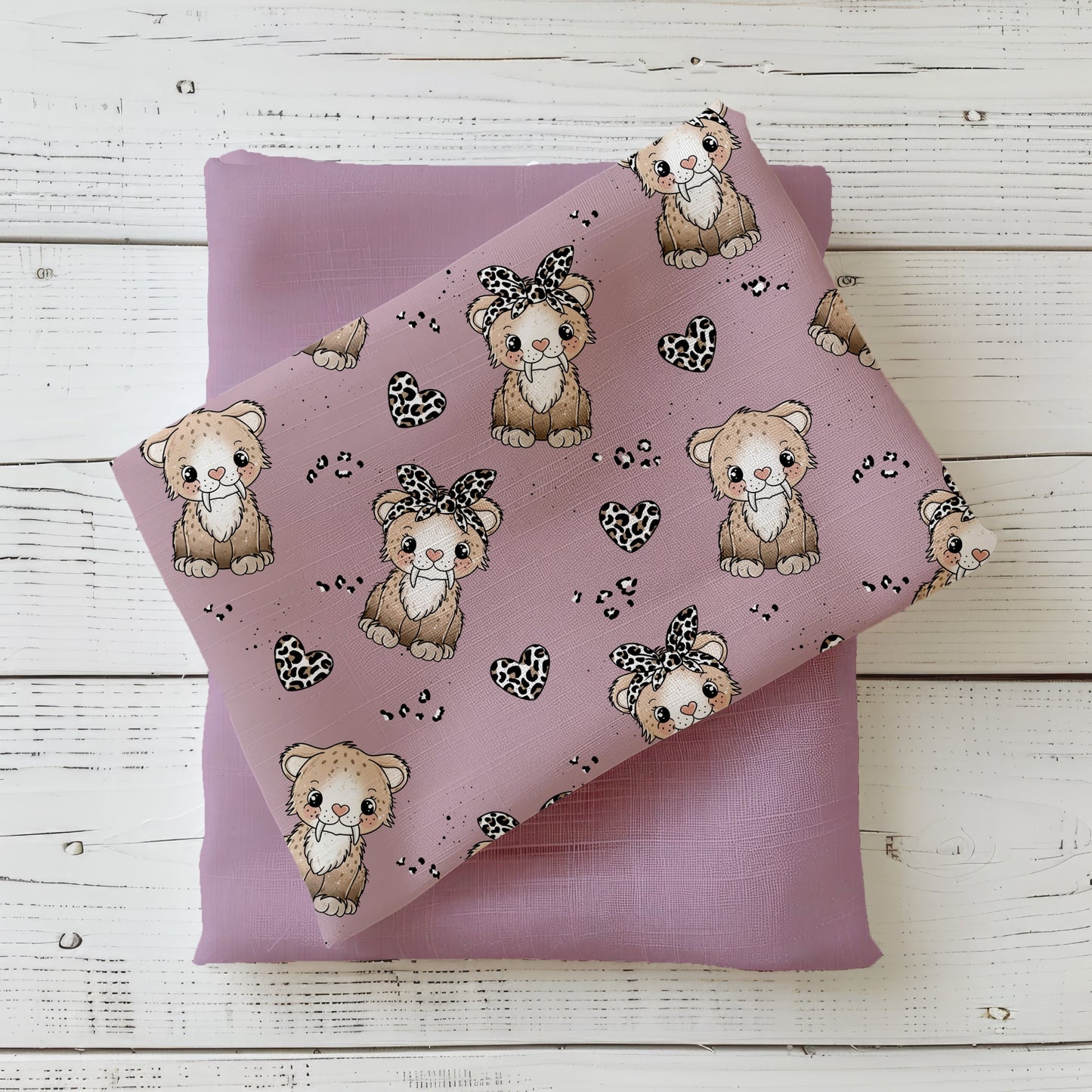Handgemalter Kinderstoff „Säberline der Säbelzahntiger“ – Säbelzahntiger mit Schleife & Leo-Herzen auf mauve/altrosa, kombiniert mit passendem Unistoff (Jersey/French Terry), Katzengold-Designs