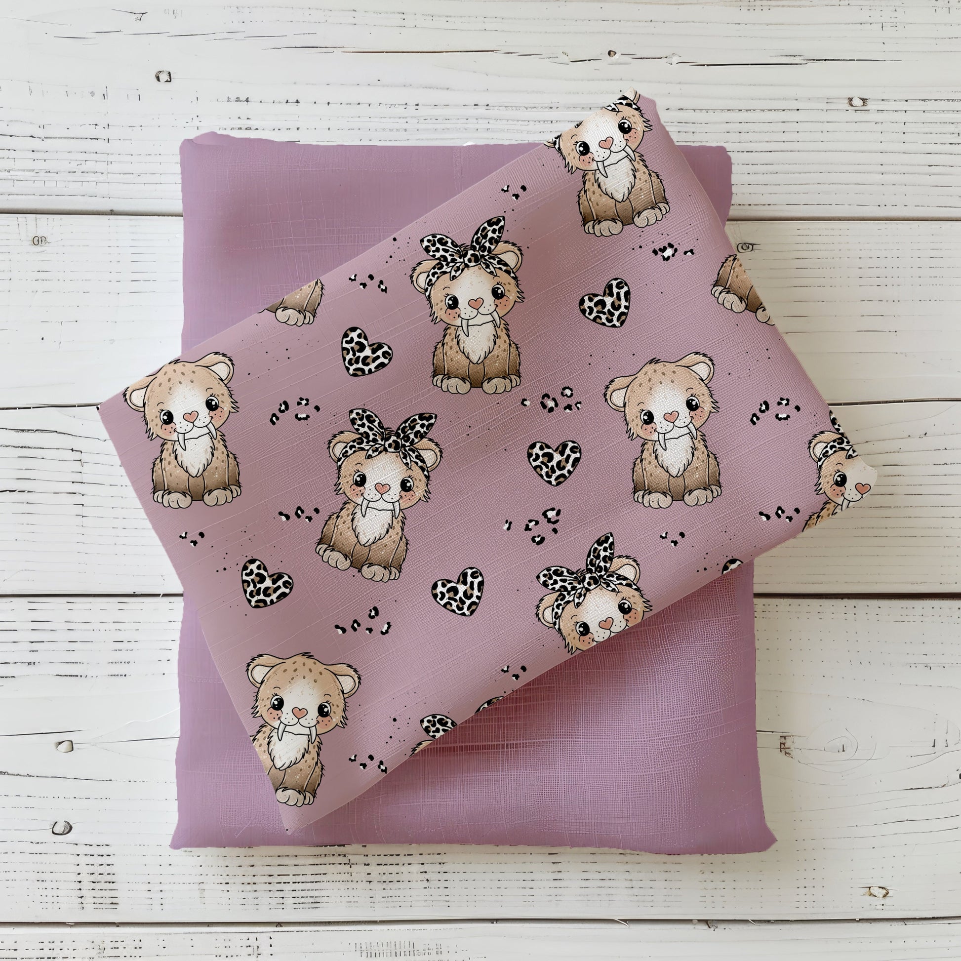 Handgemalter Kinderstoff „Säberline der Säbelzahntiger“ – Säbelzahntiger mit Schleife & Leo-Herzen auf mauve/altrosa, kombiniert mit passendem Unistoff (Jersey/French Terry), Katzengold-Designs