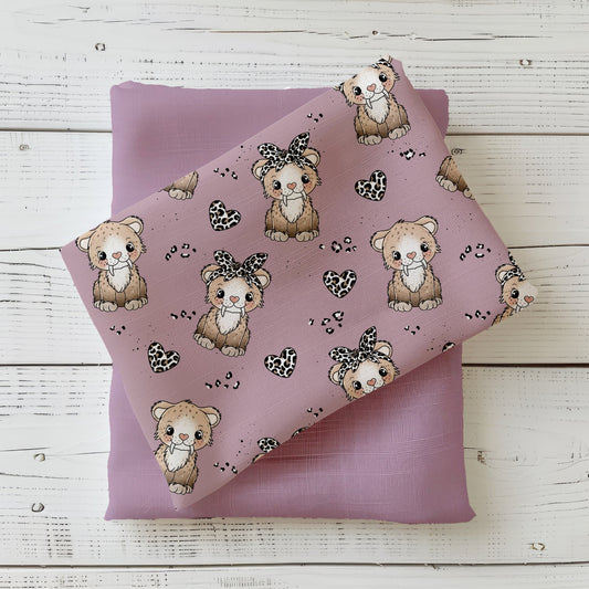 Handgemalter Kinderstoff „Säberline der Säbelzahntiger“ – Säbelzahntiger mit Schleife & Leo-Herzen auf mauve/altrosa, kombiniert mit passendem Unistoff (Jersey/French Terry), Katzengold-Designs