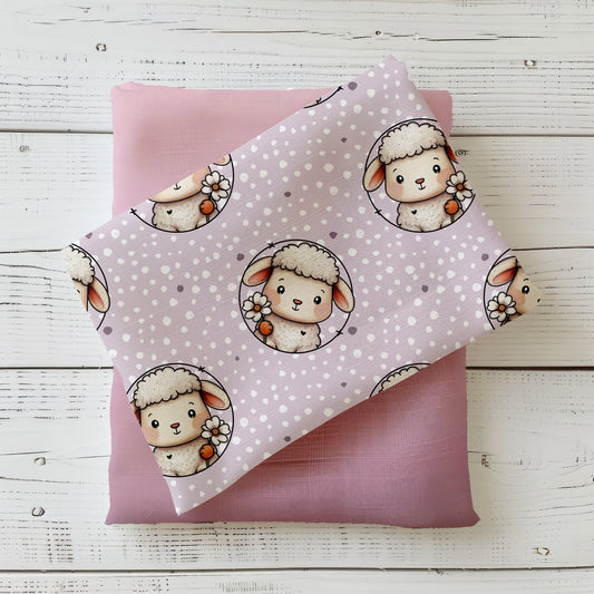 Kinderstoff mit niedlichem Schäfchen und Blume auf fliederfarbenem Hintergrund mit Punkten