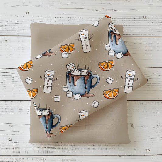 Fröhliche Marshmallow-Männchen im Kakao mit Orangenscheiben – ein liebevolles Katzengold-Design für Stoffprojekte.