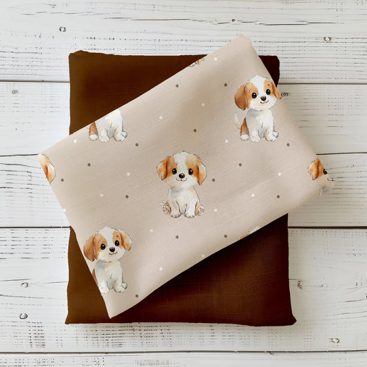Mockup: Stoff „Schnuffelnase“ mit süßen Welpen in Beige/Creme auf sandigem Taupe mit kleinen Punkten; Stoffkachel diagonal auf passendem Uni in Greige/Sand als Kombi.
