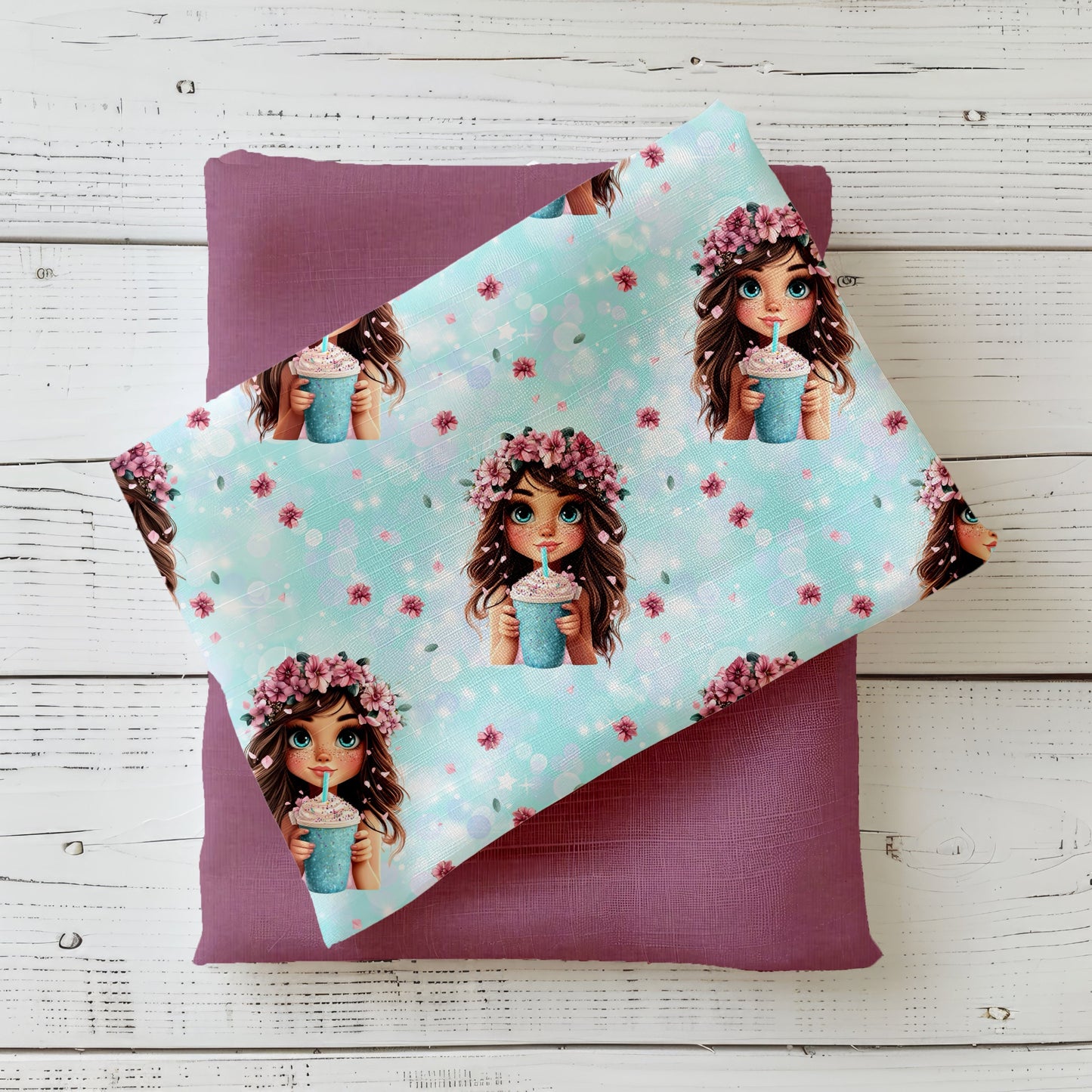 Gefalteter Kinderstoff „Smoothie Girl“ in Pastell mit Mädchenmotiv, Blumenkranz und Smoothie – Fotodarstellung auf hellem Untergrund.